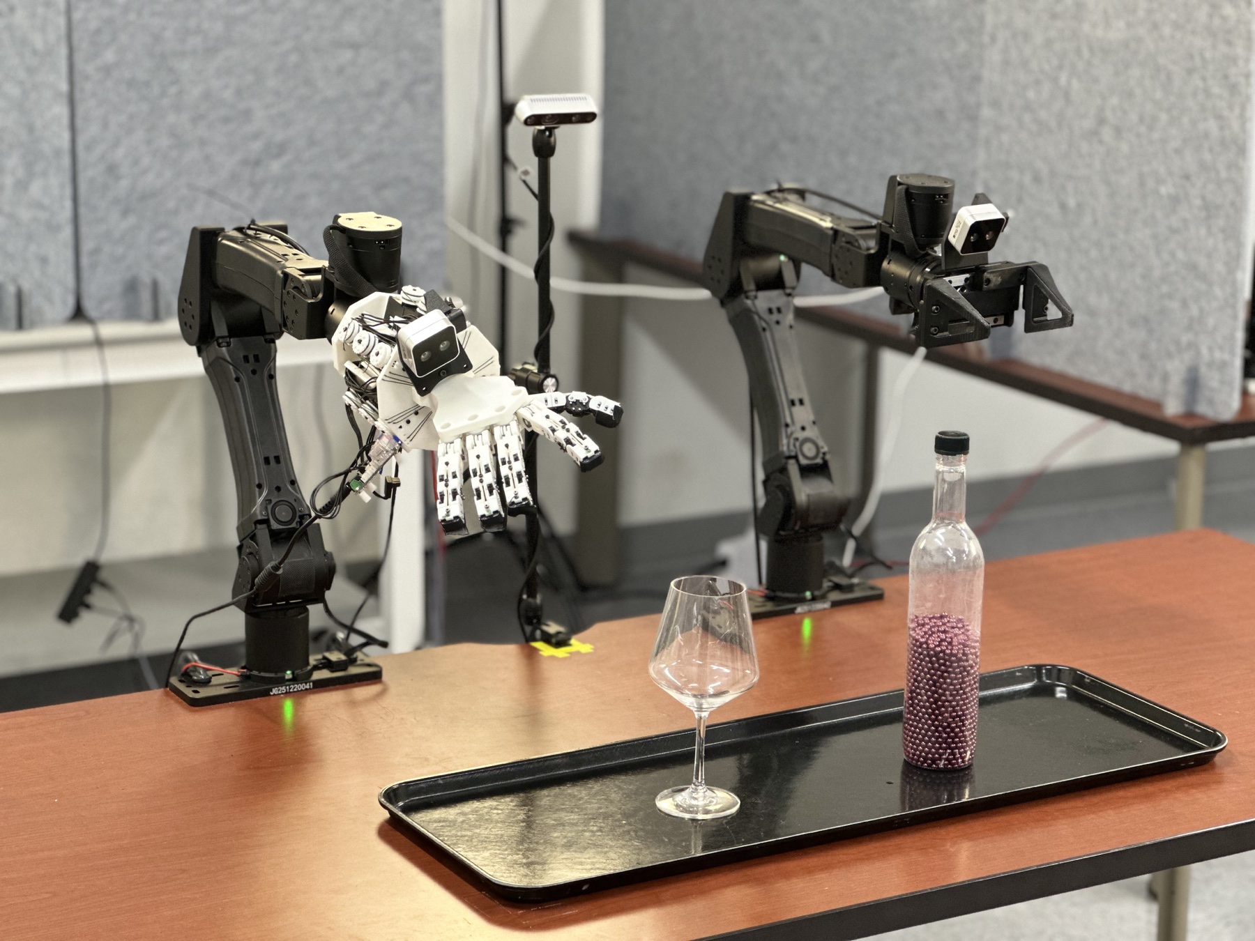 CRAFT hand mounted on the left I2RT Yam arm in the bimanual tabletop setup